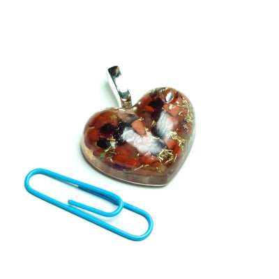 レッドジャスパーのハート型ペンダント《ボヘミアンオルゴナイト》3×1.5cm