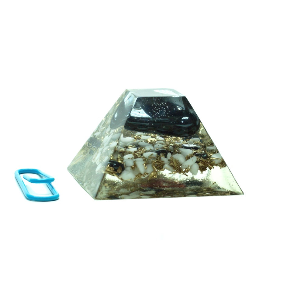 低いピラミッドオブジェ（集中力・記憶の改善）《ボヘミアンオルゴナイト》3.5×2cm